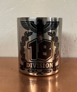 Edelstahltasse mit Karabinerhakengriff - Division 18